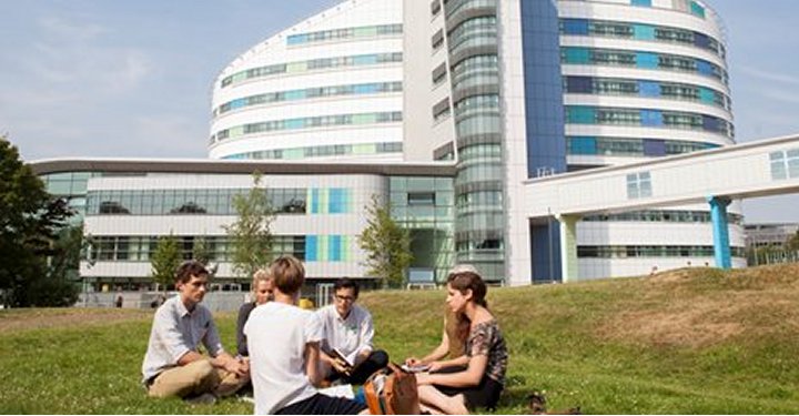 Students-outside-QEH-720x375