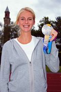 Hannah England with World Championships medal
