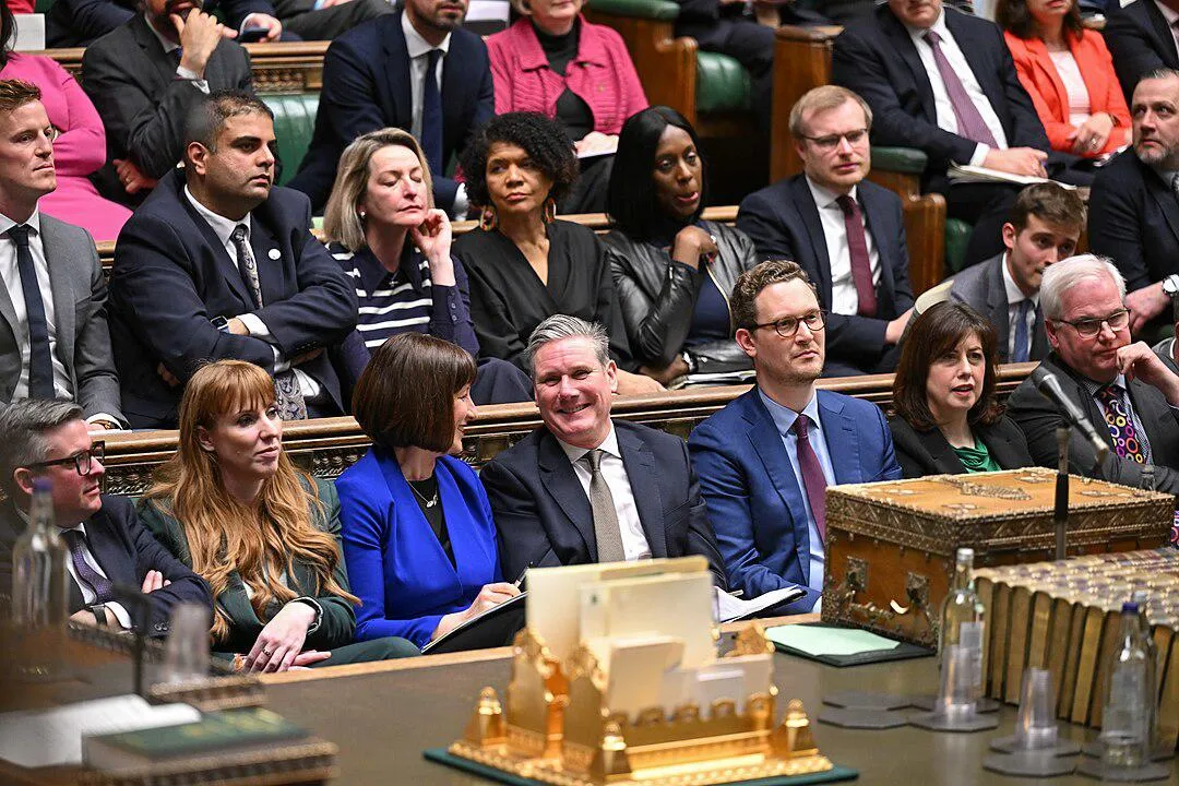 Labour benches in the House of Commons with Rachel Reeves and Kier Starmer talking to each other.