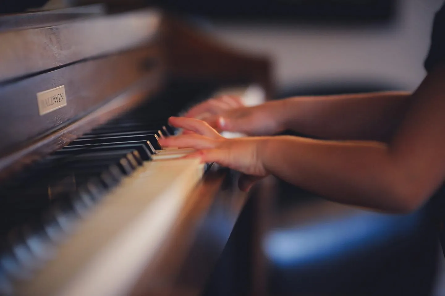 Person playing the piano