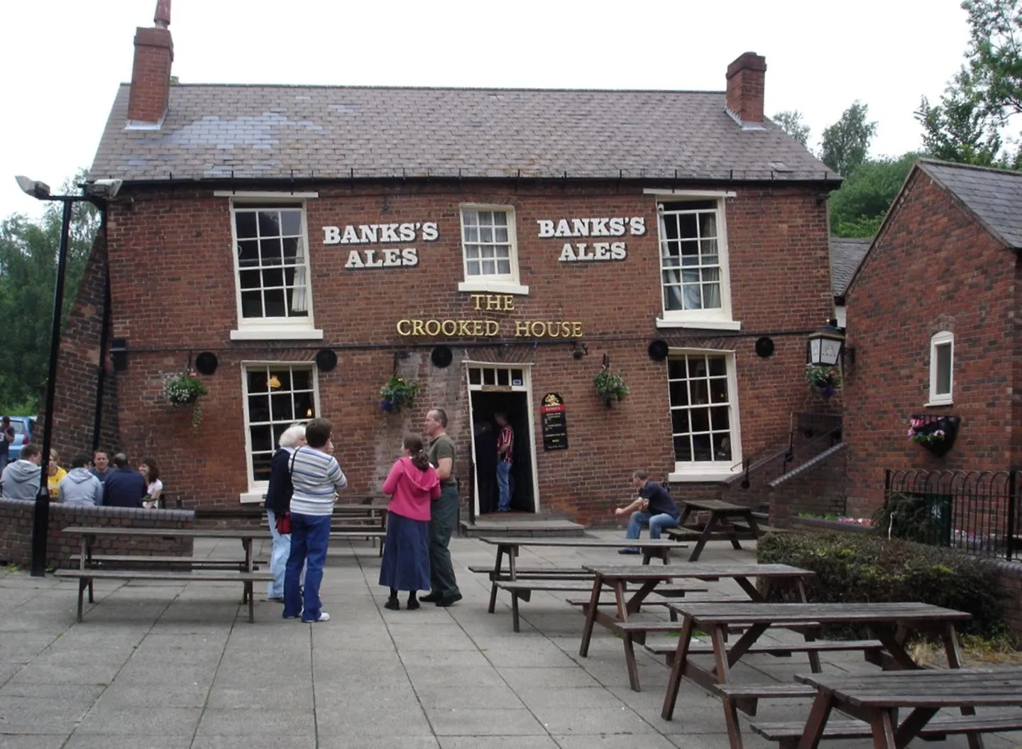 Exterior of Crooked House pub, Himley - photo: Peter Broster, Wikimedia Commons