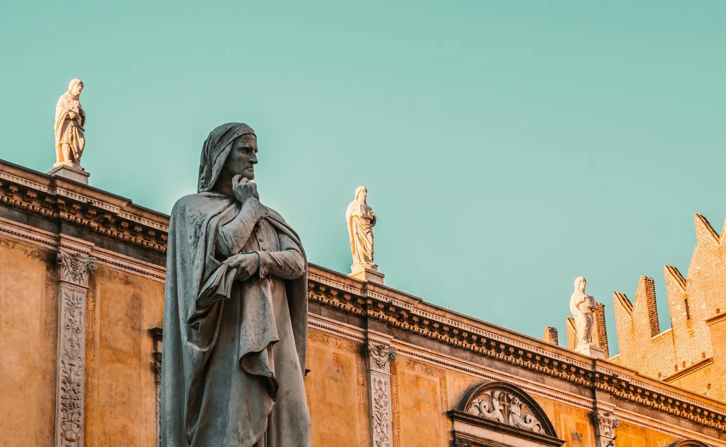 Statue of Dante in Piazza dei Signori