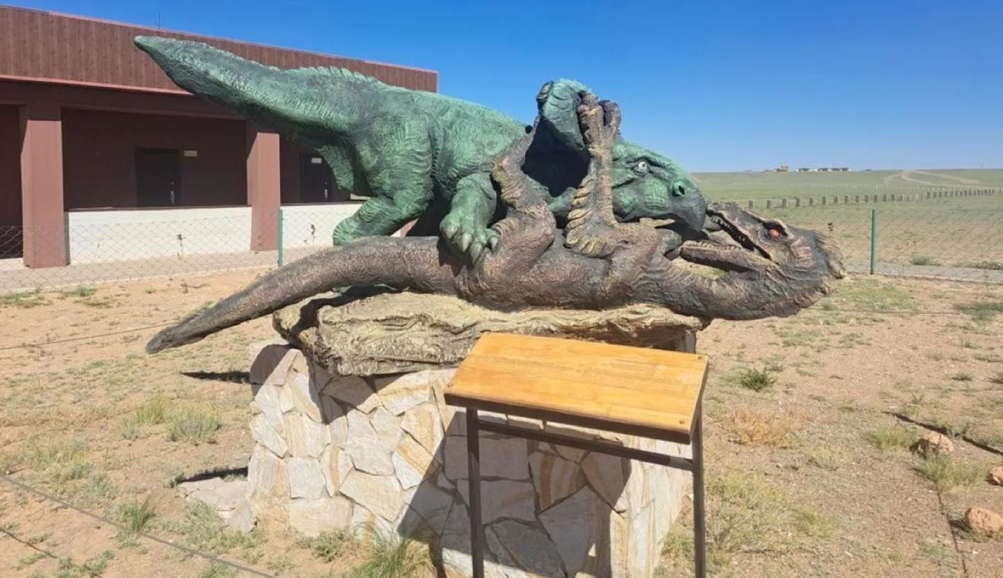 The Fighting Dinosaurs statue in Mongolia.