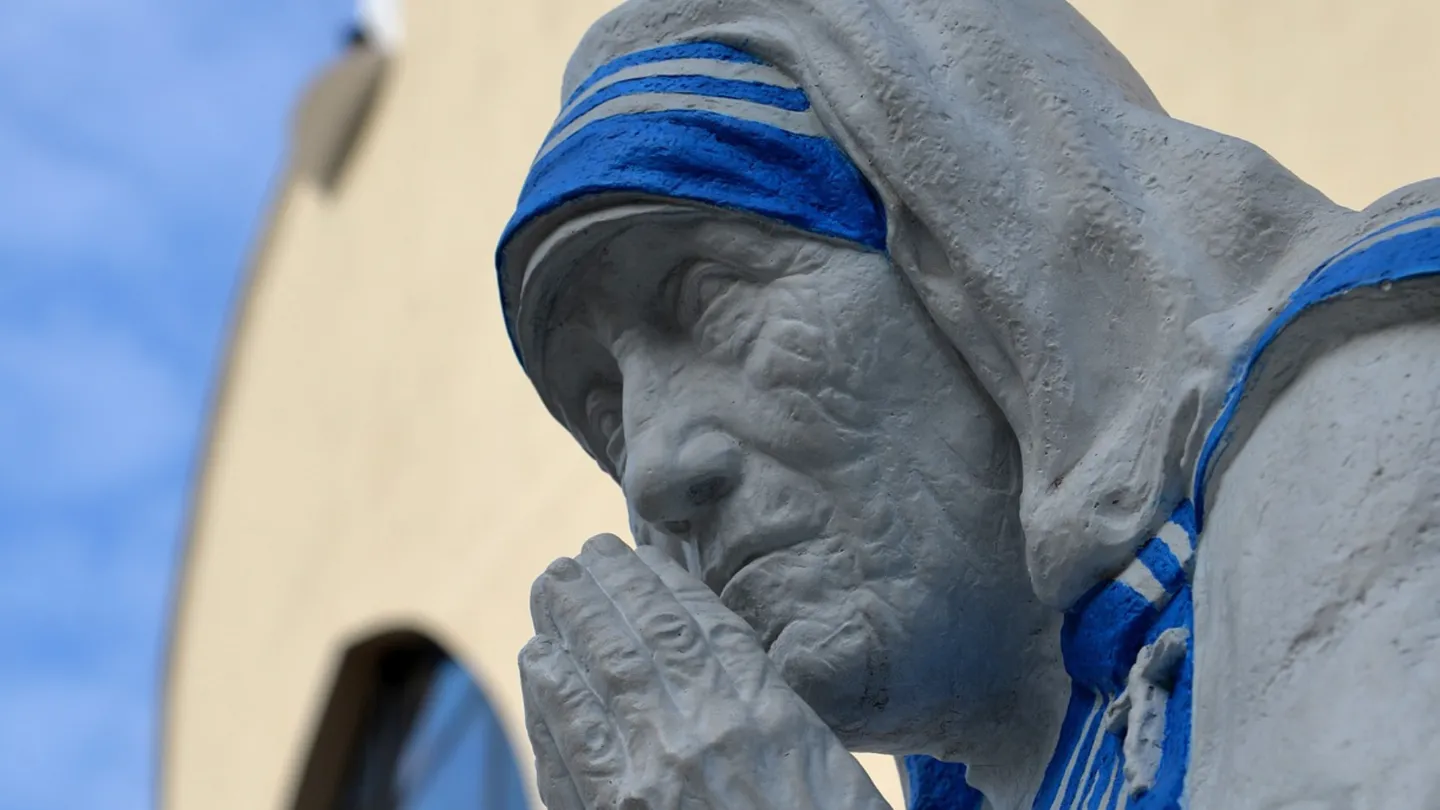 Statue of Mother Teresa in prayer.