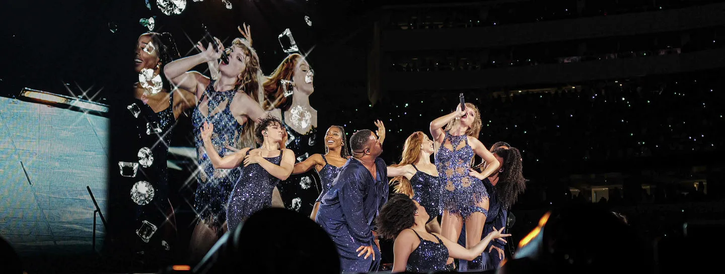 Taylor Swift on stage with dancers